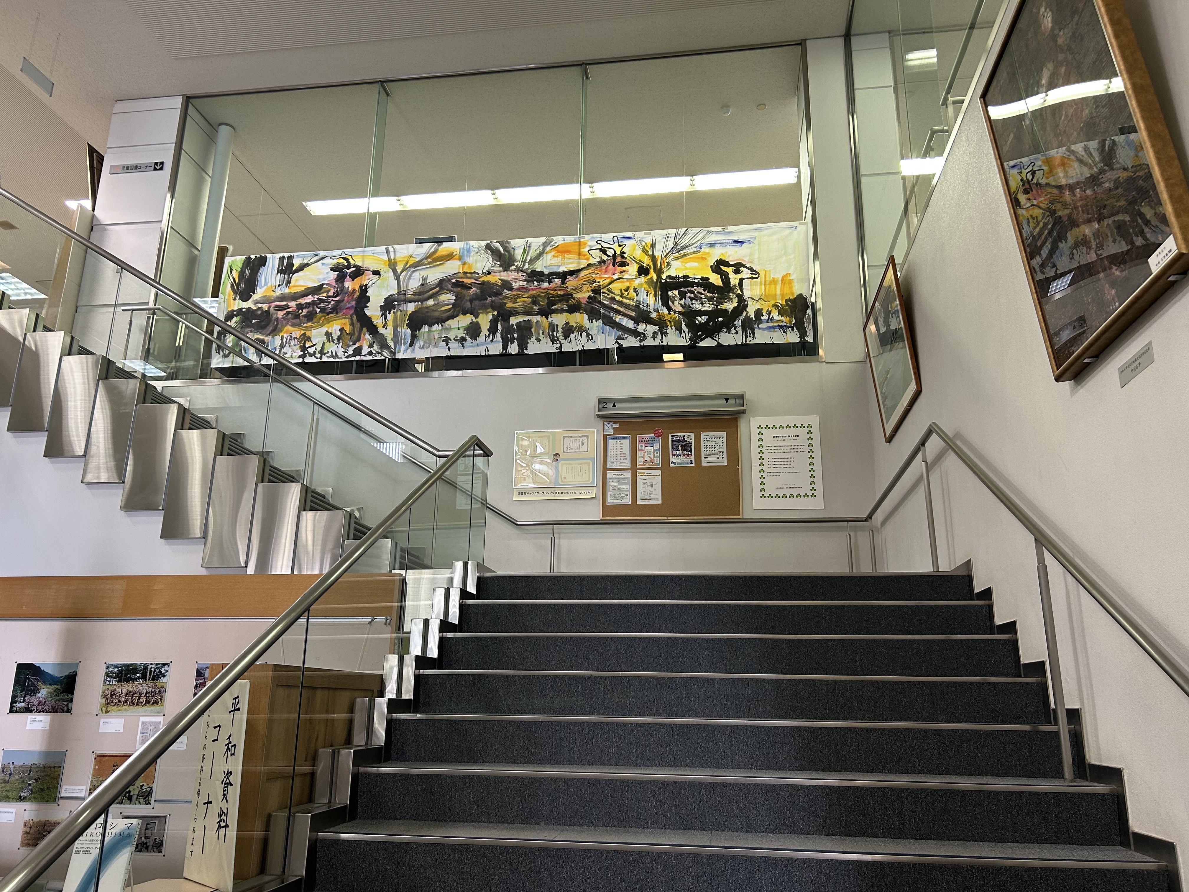 階段にて展示
